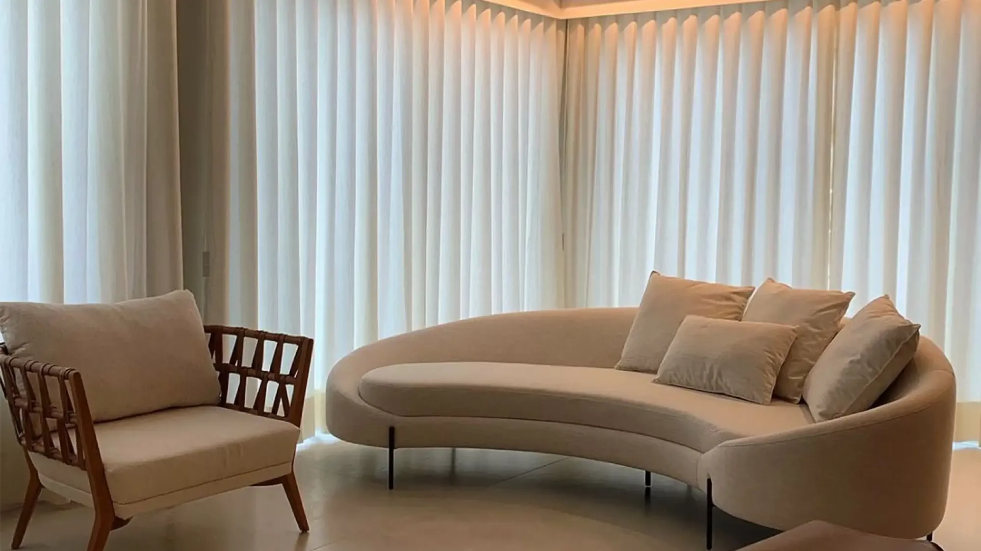 Sala de estar com cortinas Wave sob medida e iluminação de sanca