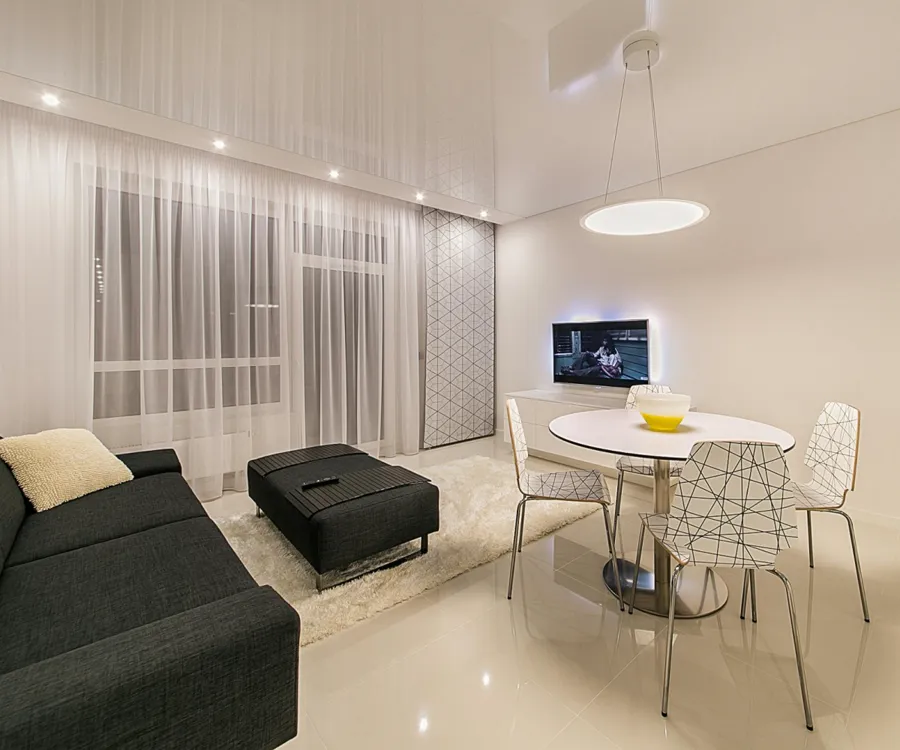 Sala com cortina franzida em tecido leve