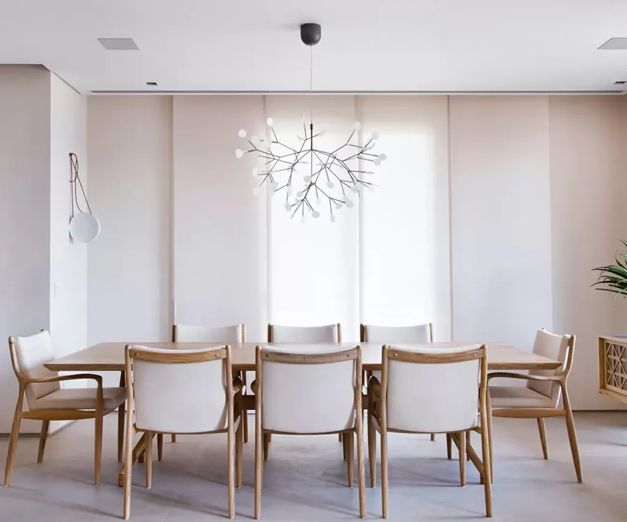 Sala de jantar com cortina painel