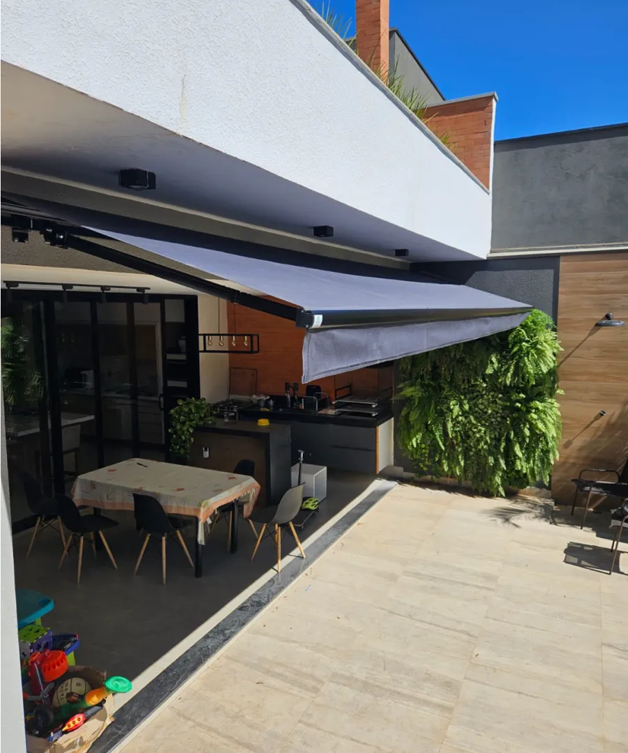 Área gourmet coberta por toldo Cannes retrátil