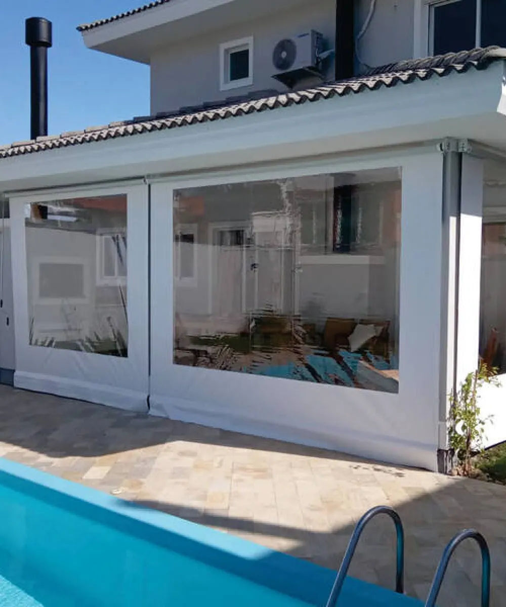Área da piscina fechada com toldo de lona transparente